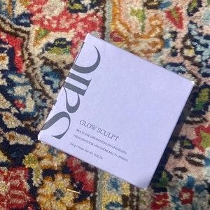 SAIE Glow Sculpt Bronzeglow highlighting blush